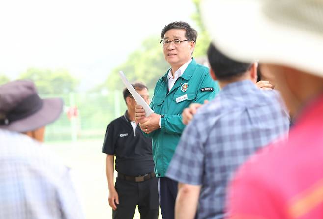진병영 함양군수가 19일 휴천 공설운동장을 방문해 유지보수 사업 추진상황을 점검하고 있다./사진=함양군