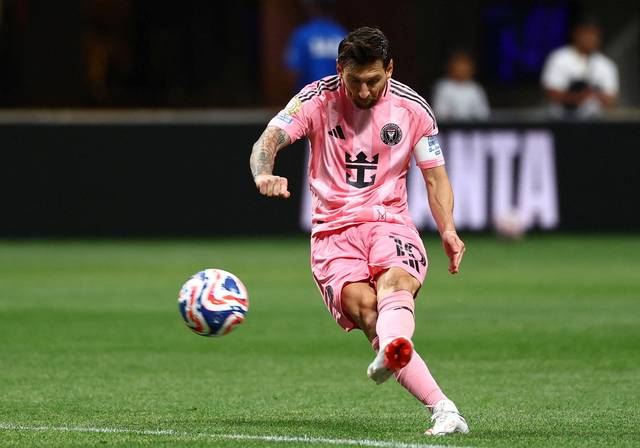 인터 마이애미의 리오넬 메시가 20일 오전(한국시간) 미국 조지아주 애틀랜타의 메르세데스 벤츠 스타디움에서 열린 2025 FIFA 클럽월드컵 A조 조별리그 2차전에서 후반 9분 프리킥으로 결승골을 넣고 있다. 로이터 연합뉴스