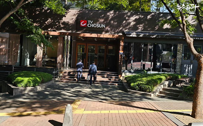 ▲정재관 군인공제회 이사장(좌), 강구영 KAI 사장(우)이 TV조선 사옥으로 들어가는 장면