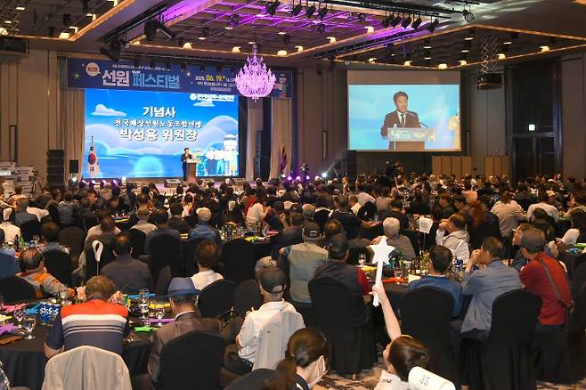 부산롯데호텔 크리스탈볼룸에서 열린 '제2회 선원 페스티벌'에서 전국해상선원노동조합연맹 박성용 위원장이 기념사를 전하고 있다. 전국해상선원노동조합연맹 제공