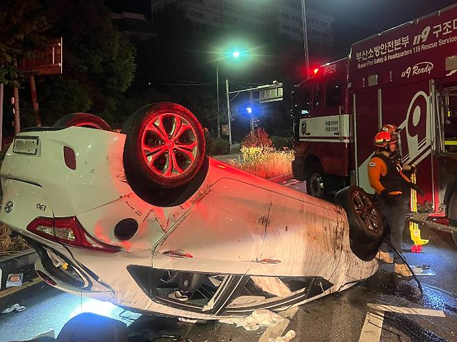 20일 오전 1시 30분쯤 부산 서구 구덕터널에서 차량 전복 사고가 나 20대 운전자가 중상을 입었다. 부산소방재난본부 제공