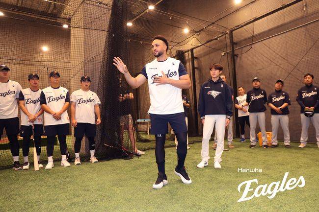 한화 루이스 리베라토가 20일 선수단과 상견례를 갖고 있다. /한화 이글스 제공