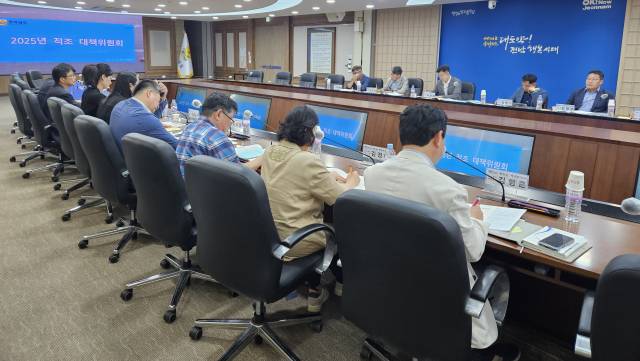 ▲지난 19일 도청사에서 전남도가 2025년 적조 대책위원회를 열고 적조 피해 제로화를 위한 방안을 모색하고 있다.2025.06.20ⓒ전남도 제공