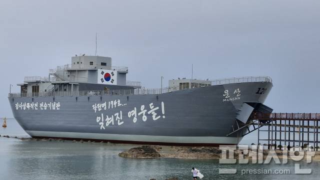 ▲ 경북 영덕군 장사리 해변에 있는 문산호. 1950년 9월 상륙작전에 투입됐던 문산호의 실제 모형을 재현해 현재 전승기념관으로 사용하고 있다. ⓒ 프레시안(김종우)