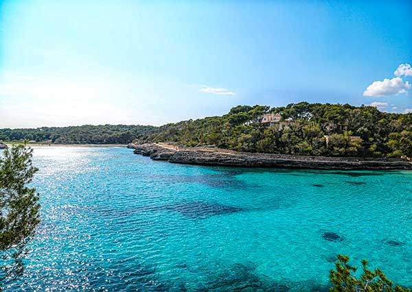 몬드라고공원은 아름다운 지중해 바닷가를 품고 있다. 사진 왼쪽 멀리 보이는 해변이 사마라도르. 사진 중앙의 해안길을 따라 오른쪽으로 쭉 걸으면 몬드라고해변이 나온다.