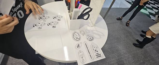 레몬 스퀴즈 캐릭터 ‘레몬맨’ 키링 만들기 등 소비자 참여형 테마 공간 등 체험형 공간이 마련됐다. 박윤희 기자