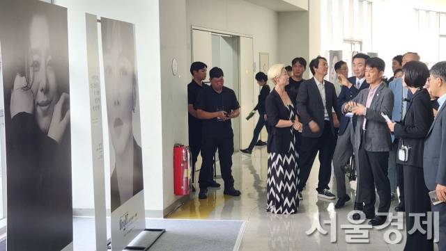 용호성 문체부 1차관이 19일 서울 올림픽공원에서 열린 ‘2025 마이케이 페스타’ 행사에 참석해 핸드볼경기장 2층에 있는 초대형 배우 사진을 관람하고 있다. 최수문기자