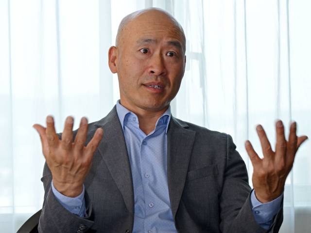 김환수 예일대 한국학 교수가 17일 서울경제신문과의 인터뷰에서 한국학의 성장과 미래에 대해 설명하고 있다. 성형주 기자.