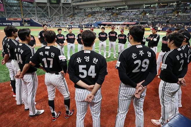 LG는 19일까지 정규시즌 41승 2무 29패를 기록하며 리그 2위를 기록 중이다. 선두 한화와 ‘0.5’경기 차일 만큼 치열하다.|뉴시스