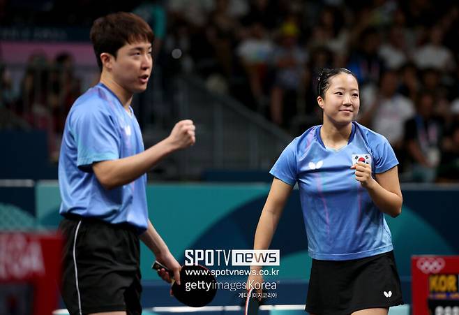▲ 신유빈(사진 오른쪽)은 20일 열린 대회 혼합복식 16강전에서 임종훈(사진 왼쪽)과 합을 맞춰 슬로베니아의 피테르 흐리바르-토판트 조를 3-0(11-4 11-3 11-7)으로 완파하고 8강에 안착했다. 여자단식은 32강전을 앞두고 있다.