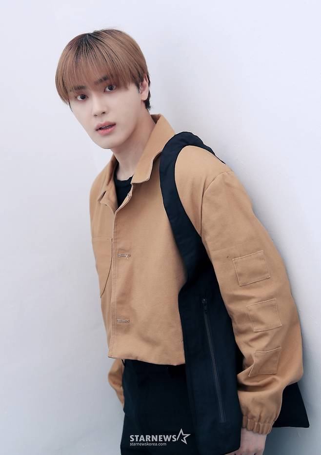 그룹 더보이즈(THE BOYZ) 주학년이 서울 강남구 IST엔터테인먼트 사옥에서 진행된 '2023 아시아 아티스트 어워즈 인 필리핀'(2023 Asia Artist Awards IN THE PHILIPPINES, 이하 2023 AAA) 수상 인터뷰에 앞서 포즈를 취하고 있다. 더보이즈는 '2023 AAA'에서 AAA 가수 부문 베스트 아티스트상과 멤버 영훈이 배우 부문 포커스상을 수상했다. 더보이즈는 지난 한해 동안 8번째 미니앨범 '비 어웨이크'(BE AWAKE), 두 번째 정규 앨범 '판타지' 파트1 '크리스마스 인 어거스트'(Christmas In August) 그리고 '판타지' 파트2 '식스 센스'(Sixth Sense) 등을 발매하며 팬들의 큰 사랑을 받았다. /사진=김창현