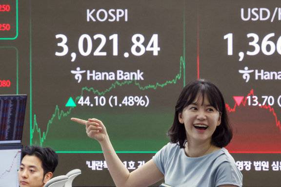 6월 20일 서울 중구 하나은행 딜링룸 전광판에 코스피가 3021.84를 기록하고 있다. 뉴스1