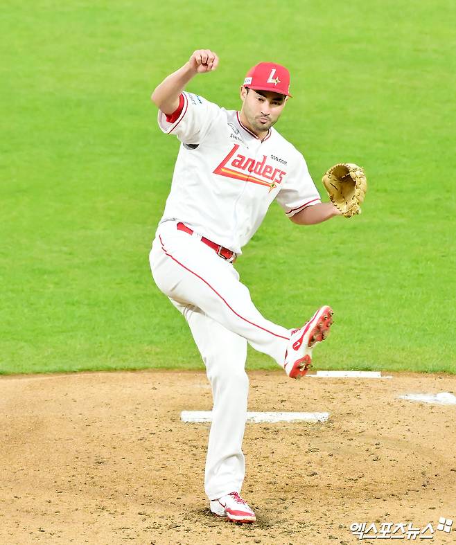17일 오후 인천SSG랜더스필드에서 열린 '2025 신한 SOL Bank KBO리그' 한화 이글스와 SSG 랜더스의 경기, 3회초 SSG 선발투수 화이트가 공을 힘차게 던지고 있다. 엑스포츠뉴스 DB