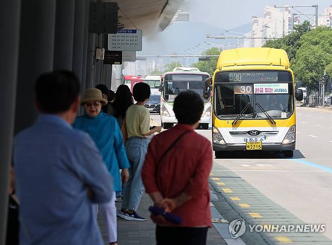 광주 시내버스 파업으로 운행 지연 (광주=연합뉴스) 조남수 기자 = 지난 18일 광주 서구 광천동 버스정류장에서 시민들이 시내버스를 기다리고 있다. 광주 시내버스 파업은 이날로 12일 차에 접어들었다. 2025.6.18 iso64@yna.co.kr
