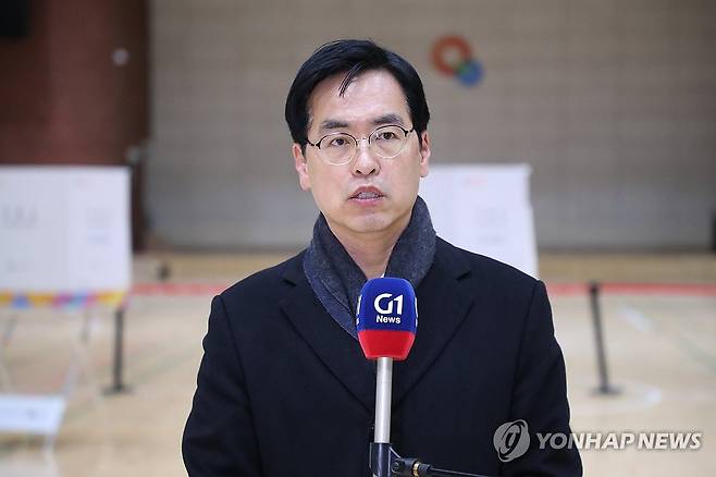 양양군수 주민소환 사전투표장 점검 마친 행정안전부 (양양=연합뉴스) 류호준 기자 = 20일 오후 김민재 행정안전부 차관보가 강원 양양군 양양읍 실내 체육관을 찾아 김진하 양양군수 주민소환 사전투표소 점검을 마치고 인터뷰하고 있다.
선거관리위원회는 오는 21∼22일 양양지역 6개 사전투표소에서 김진하 군수 주민소환 사전투표를 실시한다. 2025.2.20 ryu@yna.co.kr