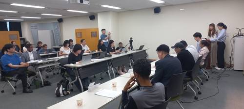 난민들이 겪는 현실을 전하는 5명의 증언자 (서울=연합뉴스) 박현수 기자 = 난민 증언대회에서 5명의 난민이 난민들이 처한 현실에 대해 증언하고 있다. 2025. 06. 20 phyeonsoo@yna.co.kr