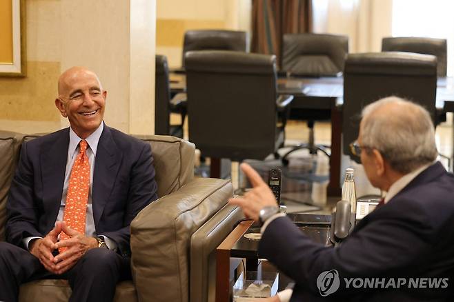 미소 짓는 美시리아특사 (베이루트 AFP=연합뉴스) 지난 19일(현지시간) 레바논 수도 베이루트에서 트럼프 미국 대통령의 시리아특사 톰 배럭(왼쪽)이 나와프 살람 레바논 총리와 대화하고 있다. 2025.6.20 photo@yna.co.kr