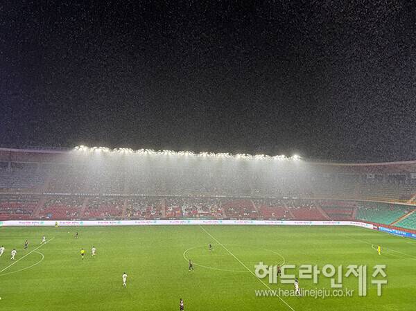 21일 저녁 포항스틸러스와 제주SK의 경기가 열린 포항스틸야드에 엄청난 양의 비가 내리고 있다. ⓒ헤드라인제주