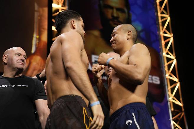 UFC에서 대결을 펼치는 박준용(오른쪽)과 이스마일 나우르디예프가 공식 계체 후 페이스오프를 하고 있다. 사진=UFC