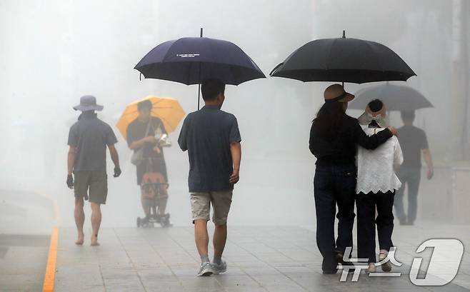 20일 부산 해운대해수욕장에서 우산을 쓴 시민들이 발걸음을 옮기고 있다. 2025.6.20/뉴스1 ⓒ News1 윤일지 기자