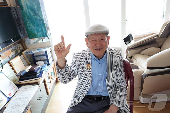 광주 북구 용봉동의 한 아파트에서 평생 미용 봉사를 해온 김광주 씨(87)가 대통령 표창을 가슴에 달고 웃고 있다. 2025.6.21/뉴스1 ⓒ News1 박지현 기자