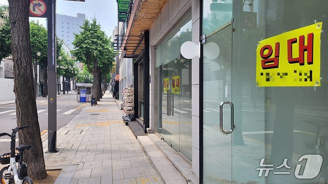 19일 서울 강남구 신사동 가로수길의 빈 상가에 임대 문구가 붙어 있다. 2025.6.19/뉴스1 ⓒ News1 이정환 기자