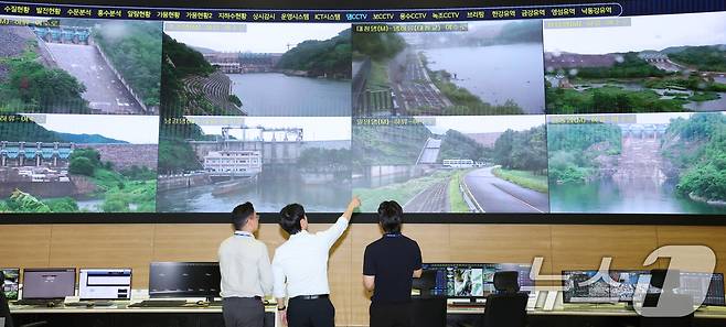 전국에 많은 비가 예보된 가운데 20일 대전 대덕구 한국수자원공사 물관리종합상황실에서 직원들이 호우대비 모니터링을 하고 있다. 2025.6.20/뉴스1 ⓒ News1 김기태 기자