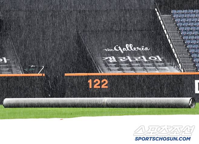 외야가 잘 보이지 않을 정도로 많은 비가 내리고 있는 상황