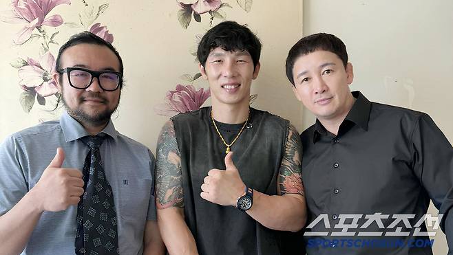 황일영 대표와 오카, 정문홍 회장(왼쪽부터)이 밝게 웃고 있다. 사진제공=로드FC