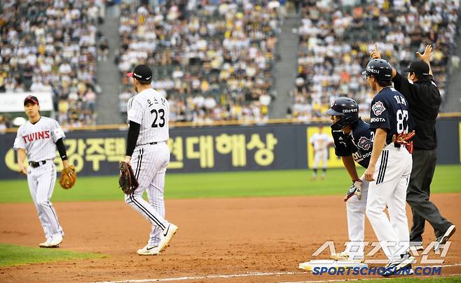 21일 잠실구장에서 열린 LG 트윈스와 두산 베어스의 경기. 6회초 1사 1,3루 두산 이유찬이 런다운에 걸렸지만 1루로 귀루하고 있다. 잠실=박재만 기자 pjm@sportschosun.com/2025.06.21/