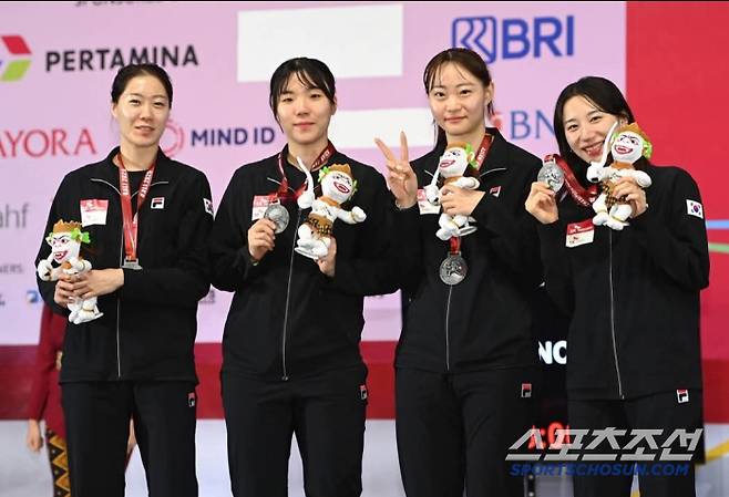 아시아펜싱 선수권 단체전 은메달 여자 사브르 대표팀(왼쪽부터 서지연, 전하영, 최세빈, 김정미)
사진출처=FIE