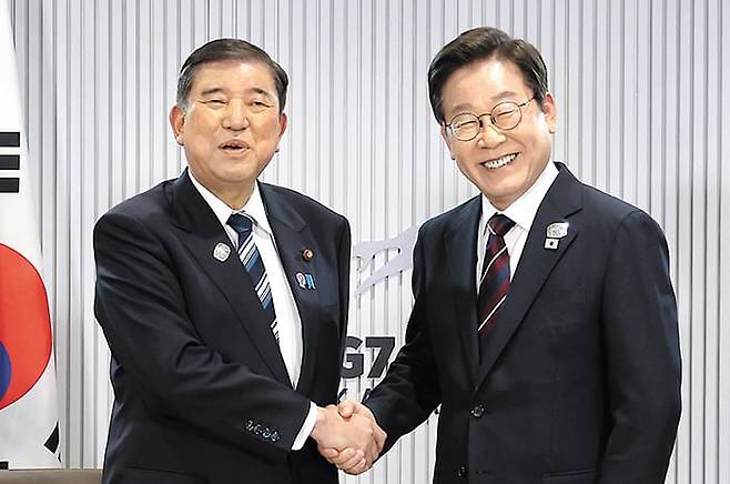 G7 회의서 만난 한일 정상 - 지난 17일 캐나다 G7(7국) 정상회의를 계기로 회담한 이재명(오른쪽) 대통령과 이시바 시게루 일본 총리가 악수하고 있다. /연합뉴스