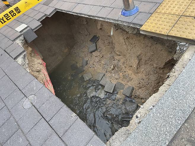 21일 오후 6시 12분쯤 전북 남원시 도통동 한 인도 바닥이 무너져 사람이 빠졌다는 신고가 접수됐다. 사진은 이날 사고현장. /연합뉴스