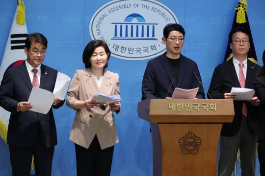 국무총리 인사청문특위 위원인 국민의힘 배준영(왼쪽부터)·김희정·주진우·곽규택 의원이 18일 서울 여의도 국회 소통관에서 김민석 후보자의 재산 의혹과 관련, 자금 출처를 밝힌 자료 제출을 요구하고 있다. 연합뉴스