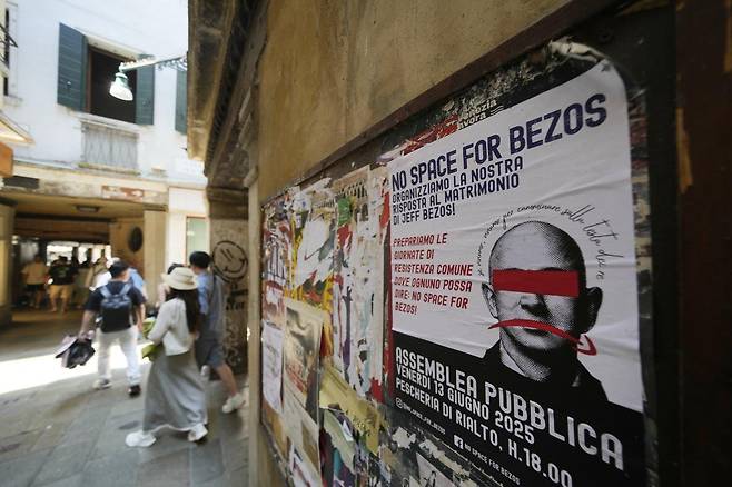 제프 베이조스 아마존 창업주의 결혼식을 앞두고 이에 반대하는 단체들이 이탈리아 베네치아 곳곳에 ‘베이조스를 위한 공간은 없다’는 내용이 담긴 종이를 붙여두고 있다. AP=뉴시스