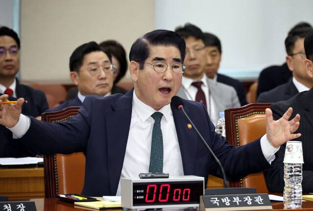 김용현 국방부 장관이 지난해 11월28일 국회에서 열린 국회 국방위원회 전체회의에 출석해 윤석열 대통령의 골프장 이용 등에 대한 질문에 답변하고 있다. 윤운식 선임기자 yws@hani.co.kr