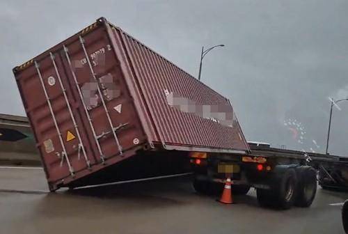 인천에 호우와 강풍 특보가 내려진 20일 인천대교를 달리던 차량에서 컨테이너가 떨어졌다. 인천=연합뉴스. 독자제공.