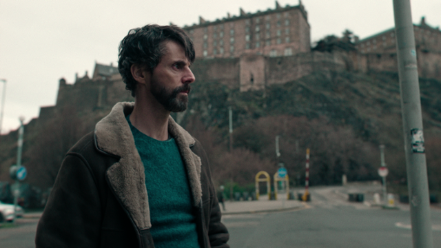 칼은 최근 근무 중 피습을 당해 경찰 한 명이 숨지고 동료가 하반신 마비가 되는 일을 겪었다. 분노로 가득한 그에게 상부는 미제사건 수사를 맡긴다. 넷플릭스 제공