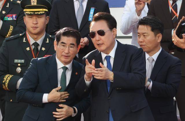 김용현 당시 국방부 장관과 윤석열 전 대통령이 지난해 10월 서울 광화문 광장에서 열린 국군의날 기념 시가행진 행사에서 이야기를 나누고 있다. 왕태석 선임기자