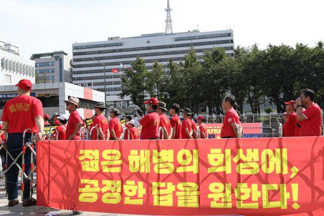2023년 9월 23일 오후 서울 용산구 전쟁기념관 앞에서 열린 고 채 상병 사건 진상규명 촉구 해병대 예비역 연대 1차 집회에서 참석자들이 손 피켓을 들고 있다. 뉴시스