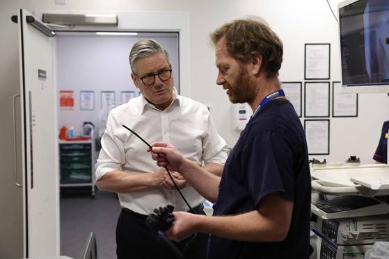 키어 스타머 영국 총리(왼쪽)가 2025년 2월 17일 영국 남서부 브리스톨의 검진 센터를 방문해 의사와 대화하고 있다. AFP=연합뉴스