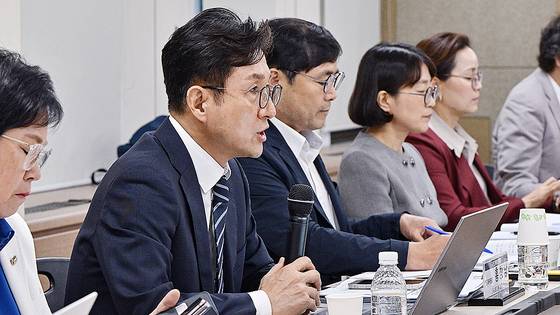 홍창남 국정기획위원회 사회2분과위원장이 20일 경기 정부과천청사 방송통신위원회에서 열린 국정기획위원회 업무보고에서 발언하고 있다.연합뉴스