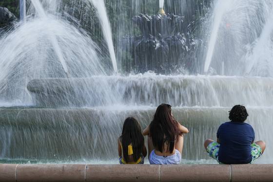 미국 캔자시시티에서 어린이들이 분수대에 앉아 더위를 식히고 있다. AP=연합뉴스