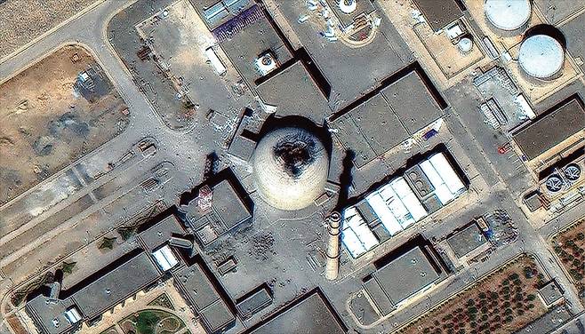 < 이스라엘, 이란 원자로 폭격…IAEA “방사능 오염 없어” > 이스라엘군의 19일(현지시간) 폭격으로 파괴된 이란의 아라크 원자로(빨간색 동그라미). 국제원자력기구(IAEA)는 이 원자로가 가동되지 않던 시설이며, 핵물질이 들어 있지 않아 피폭으로 인한 방사능오염은 없을 것으로 예상된다고 밝혔다. /AFP연합뉴스