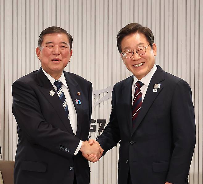 <한·일 관계 ‘청신호’> 이재명 대통령이 17일(현지시간) 캐나다 앨버타주 캐내내스키스 주요 7개국(G7) 정상회의장에서 열린 한·일 정상회담에서 이시바 시게루 일본 총리와 기념촬영을 하고 있다. 김창길 기자