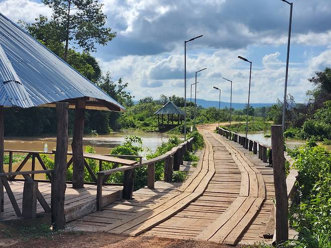 기아대책이 캄보디아 안롱벵에 지역개발 사업으로 현지 주민들과 함께 건설한 징검다리.