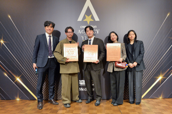 크리에이팁은 세계적인 커뮤니케이션 전문지 ‘캠페인 아시아 퍼시픽(Campaign Asia-Pacific)’에서 주최하는 ‘2024 올해의 에이전시 어워드(Agency of the Year Awards, AOY)’에서 3개 분야 수상의 쾌거를 올렸다고 밝혔다. 맨 왼쪽이 공득일 대표. (크리에이팁 제공)