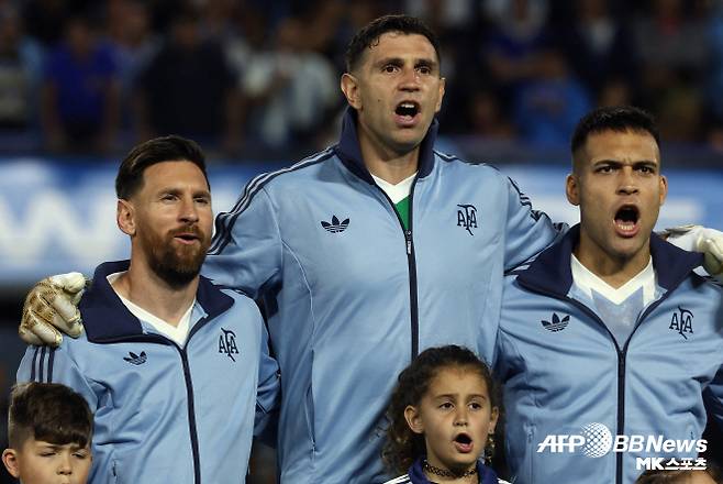 에밀리아노 마르티네스(사진 가운데). 마르티네스는 29살의 나이로 아르헨티나 국가대표팀에 데뷔했다. 2019년 10월이었다. 마르티네스가 ‘우승’과 인연을 맺지 못하던 아르헨티나의 한을 풀었다. 마르티네스가 골문을 지킨 아르헨티나가 2021 코파 아메리카, 2022 카타르 월드컵, 2024 코파 아메리카 우승을 이끌었다. 마르티네스는 메이저 대회 3연속 우승을 기록한 데 이어 3개 대회 연속 최고 수문장에게 주어지는 골든글러브를 받았다. 사진=AFPBBNews=News1