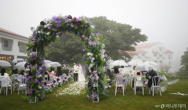돌이 지나지 않은 아기를 데리고 결혼식에 참석하는 건 거의 불가능에 가깝다. 더 큰 문제는 애 키우며 사는 사람에게는 결혼 소식 자체가 잘 전해지지 않는다. /사진=뉴시스