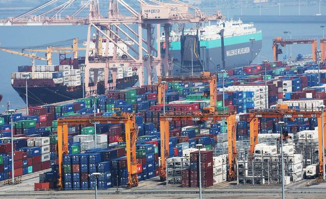 지난 1일 경기도 평택항에 컨테이너가 쌓여 있는 모습. 연합뉴스